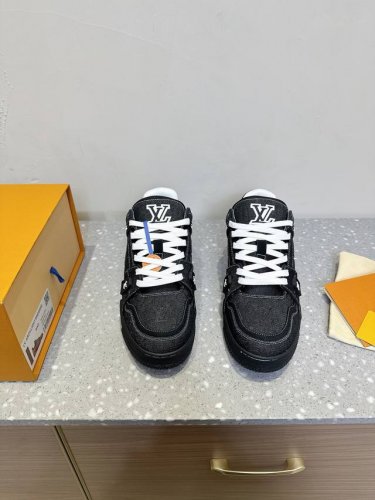 louis Vuitton 路易威登 情侣款 休闲 运动鞋 滑板鞋 原版购入开发 做货 本款Lv Trainer 运动鞋选用牛皮革塑造繁复鞋面，需要数小时的匠心