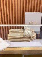 dior最新高品质刺绣拖鞋 元 手工刺绣工艺，耗时匠心打造 小羊皮内衬，透气柔软 防滑橡胶厚底，轻盈缓震 35-40码 41定制 **步履生花，穿行于艺术与生活