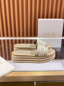 dior最新高品质刺绣拖鞋 元 手工刺绣工艺，耗时匠心打造 小羊皮内衬，透气柔软 防滑橡胶厚底，轻盈缓震 35-40码 41定制 **步履生花，穿行于艺术与生活