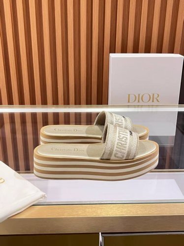 dior最新高品质刺绣拖鞋 元 手工刺绣工艺，耗时匠心打造 小羊皮内衬，透气柔软 防滑橡胶厚底，轻盈缓震 35-40码 41定制 **步履生花，穿行于艺术与生活