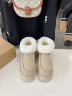 出厂价 UGG雪地靴上新：2024最新款，款号：22553，延续一直爆火的小圆头设计，增加最新防滑搓衣板大底，浓浓密密的翻口毛，百搭，看看我家的头型胆位，历经3
