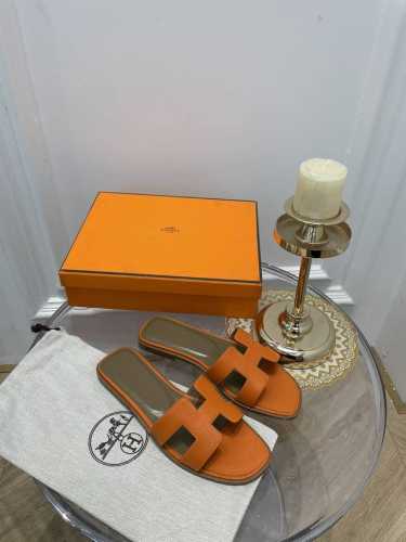 爱马仕 HerméS 经典 工 字拖 高品 原版工艺 桔色压纹 款式经典 简约 此款主要对比的就是工艺 品质 爱马仕 HerméS 夏天开始不一样的夏天生活 爱