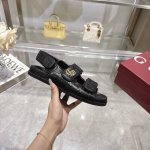 Gucci 巴黎2025春 New Marmont Gg 压花皮革凉鞋 990欧 gucci 这款 New Marmont 凉鞋以皮革于意大利制成 铺满醒目的