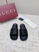 出厂 高版本 Gucci 夏季最新款凉鞋，拖鞋，沙滩鞋 百搭M多裙子 裤子，网红搭配不同颜色袜子穿也超级洋气 Gucci原版牛皮面 双G~Logo Tpu防滑大