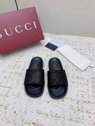 出厂 高版本 Gucci 夏季最新款凉鞋，拖鞋，沙滩鞋 百搭M多裙子 裤子，网红搭配不同颜色袜子穿也超级洋气 Gucci原版牛皮面 双G~Logo Tpu防滑大
