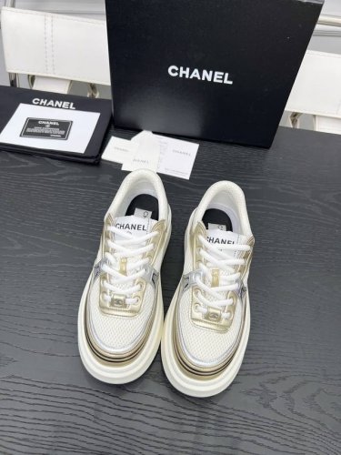出厂 Chanel 香奈儿 早春度假系列 最新款休闲运动鞋 银白，金白，银灰，黑红！无敌漂亮又好穿 非常轻便，内里也是超级软，超级舒服，鞋面透气设计，配色高级耐