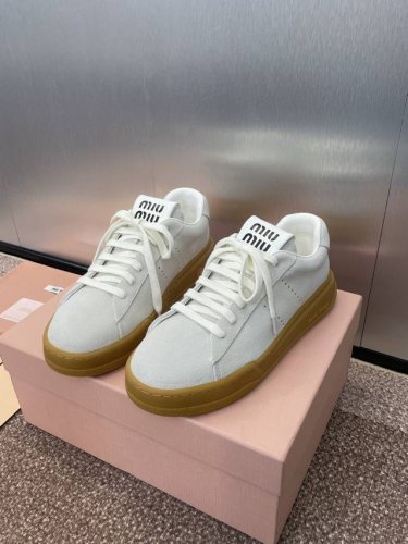 工厂价 Miumiu 2025春夏高定系列走秀新款系带休闲运动小白鞋 缪缪明星同款字母logo厚底圆头拼色滑板女鞋材质:鞋面进口小牛皮 进口羊猄皮+水染羊皮内里