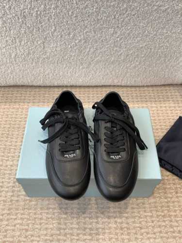 P330Prada 普拉达新款德训鞋 鞋面羊皮有肌理感，内里羊皮包裹，软软糯糯的 鞋垫加厚小羊皮，踩上去无比舒适，有支撑感，又包裹得很好的感觉 鞋型包裹感十足，