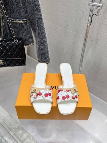 顶级版 louisvuitton Lv 2025 夏季限定 樱桃风 细跟 凉鞋 蝴蝶结矮跟拖鞋 lv 最新夏季限定 樱桃风系列 采用彩色以及鞋面的大面积底色作为
