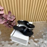 cotem*25Ss春夏新品英伦风凉鞋系列 延续恒久的古典与舒适 独特的细窄圆头鞋型为鞋体的中性基调注入更多精致考量 刻画一个更鲜活的 不拘小节的艺术家形象 标