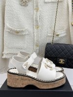 厂价 Chane*｜小香25C春夏新品度假 厚底链条双C凉鞋 这一季度假凉拖系列真的超美！ 搭配链条双C五金装饰 简约百搭 上脚超级美的 怎么看怎么好看 Go