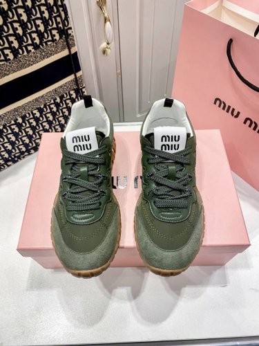 橙子出厂价p miumiu 缪缪春夏新款 德训鞋 运动鞋 休闲鞋 上脚舒适度拉满 好看好穿又轻便 随意搭配 筒约又高级 大胆前卫的设计 Miu Miu风格融于此
