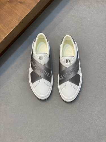 Givench*.纪梵希低帮休闲鞋，采用白色小牛皮革等材质，鞋面饰有品牌织带装饰，鞋舌品牌五金logo装饰，立体复合式拼接缝合！内里小牛皮 舒适度高！ Size