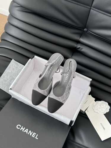 Chanel 经典Slingback后空凉鞋 前几年一直在做这个款 今年我们还是重新购版，再次精细Copy。 发现新版面的鞋面线条和形体舒适度都做了微调！ 这个
