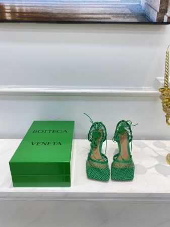 Bv 新款罗马绑带网孔 高跟凉鞋 草绿色 此款单品延续Bv方头网鞋设计风格 性格透视的网孔材质搭配亮眼的颜色设计 点睛之笔 乃恢复了复古的罗马绑带设计 让单品更 - 点击图像关闭