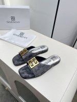 高版本GIVENCHY 纪梵希露趾平底拖鞋出货了，带有品牌标志的金属饰扣与金属质感的银色皮垫搭配，高端大气上档次。鞋面头层牛皮，内里羊皮，35-40码。41-4
