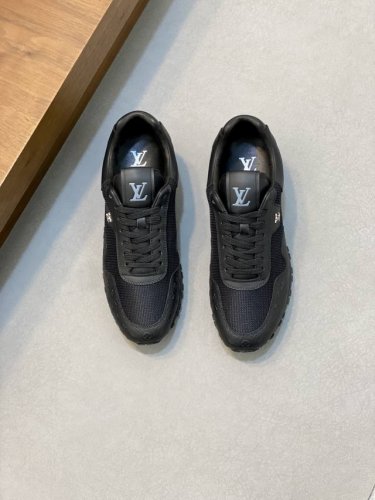 Loui* Vuitto* X Nike 潮酷男士休闲运动鞋，配色无敌，设计思路基本上是延续 The Ten 的风格，Swoosh 车线、鞋舌标签视觉效果相当熟