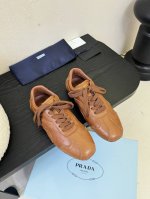 牛皮 牛京 Prada 普拉达 2025Ss新款 三角标德训鞋滑板鞋休闲运动鞋 顶级版本原版购入开发做货 这款普拉达运动鞋时尚简洁，展现出极简风格和运动个性的充