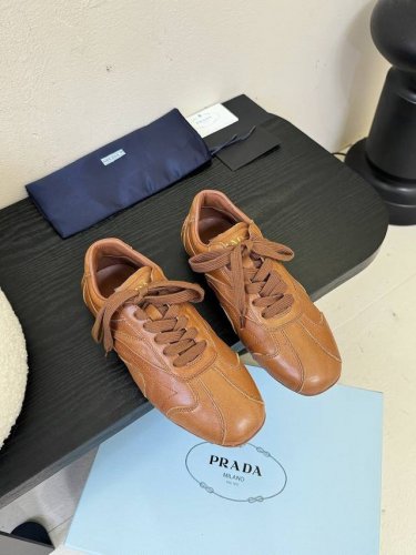 牛皮 牛京 Prada 普拉达 2025Ss新款 三角标德训鞋滑板鞋休闲运动鞋 顶级版本原版购入开发做货 这款普拉达运动鞋时尚简洁，展现出极简风格和运动个性的充