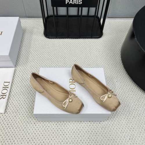 出厂： 独家顶级版本 Dior*迪奥 2025vs新款单鞋系列 方头珍珠扣单鞋 原版购入开发 ！完美还原这款鞋的楦形细节鞋面进口牛漆皮 内里垫脚细腻小羊皮，看细