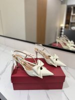 出厂价pp Valentin*25Ss蝴蝶结尖头鞋 蝴蝶结元素甜美又减龄 让人眼前一看 简直就是甜美酷酷的完美适配 可盐可甜 我的梦中情鞋 鞋面 原版蝴蝶结 内
