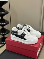 情侣款Valentin O 24秋冬经典厚底 新版面 Fw-鞋面特殊皮革雕刻设计 突显高定工艺 更加轻便透气 - 5Cm厚底鞋 增高效果明显 - 放大版铆钉 突