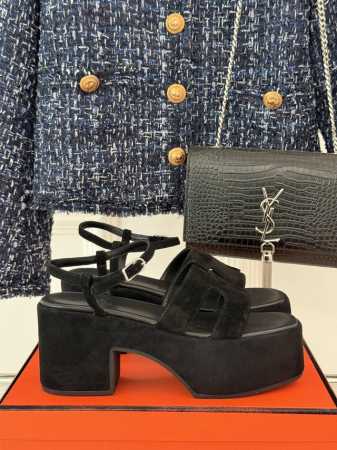 厂价 Hermès 爱马仕经典H厚底凉鞋依旧是永恒经典的H造型 极约复古的设计 浓厚的异域风情厚底在拉长腿方面真的yyds百搭舒适 上脚秒变大长腿！面料采用进口 - 点击图像关闭