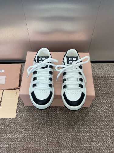 工厂价 Miumiu 2025春夏高定系列走秀新款系带休闲运动小白鞋 缪缪明星同款字母Logo圆头拼色滑板女鞋 材质 鞋面进口小牛皮+水染羊皮内里+原版开模Tp