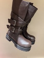 被问爆了巴黎世家Balenciaga毒液靴终于出了 宝子们，时尚界永远不缺惊艳之作，而Balenciaga毒液靴绝对是其中的佼佼者。 上衣选短款露脐针织衫，勾勒