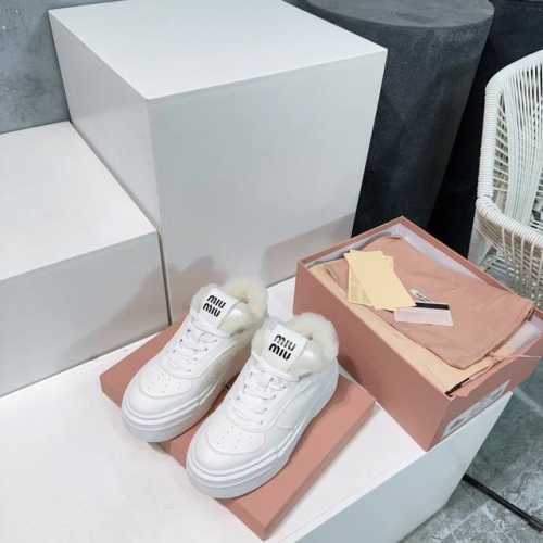 高品质出厂 ！顶级品质miumiu24ss秋冬新款小白鞋！来感受财阀千金的miumiu毛毛小脏鞋休闲鞋！ 新款保暖羊毛休闲鞋板鞋！一眼看中的毛绒绒复古小白鞋 奶