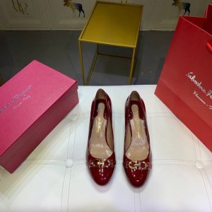 橙子出厂价 Ferragamo 菲拉格慕 金属扣圆头漆皮粗跟单鞋 浅口高跟女鞋 码数：34-42