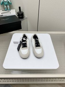 出厂 高版本 Prada 普拉达 25 早春 走秀 休闲 阿甘 德训鞋 出镜率很高的就是这款德训鞋 外形是像芭蕾舞鞋一样的跑鞋，柔软的皮质加上Prada 专属尼
