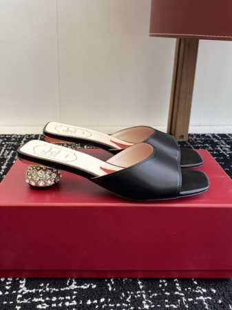 代购级 Roger vivier Rv 25ss 春夏新款 钻跟拖鞋 以质感超强的胎牛皮 纯手工制成 简约不简单，即刻点亮夜间造型。Size：#34-40 34 - 点击图像关闭