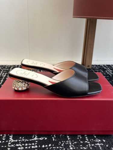 代购级 Roger vivier Rv 25ss 春夏新款 钻跟拖鞋 以质感超强的胎牛皮 纯手工制成 简约不简单，即刻点亮夜间造型。Size：#34-40 34
