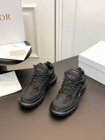 迪奥-Dior cono 高版本秋季中帮运动跑步鞋2024秋季新品，以白色和黑色网眼织物搭配皮革效果镶片，两侧饰以打印标志、鞋舌上的星星补丁和鞋跟的标志，诸多细 - 点击图像关闭