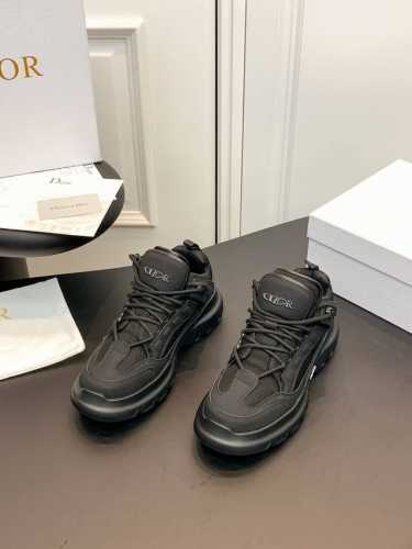迪奥-Dior cono 高版本秋季中帮运动跑步鞋2024秋季新品，以白色和黑色网眼织物搭配皮革效果镶片，两侧饰以打印标志、鞋舌上的星星补丁和鞋跟的标志，诸多细