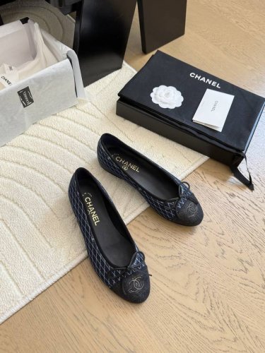 chanel 新色芭蕾舞鞋 原版1:1复刻 经典中的经典 无论搭配裤装还是裙装都是完美 小圆头的设计很好的修饰脚型 ，小仙女们必备！ 跟高：2.5Cm 码数