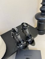 Balencia*A25高跟单鞋凉鞋主推款，深口尖头单鞋和刀头状方头凉鞋弓形高跟采用深口尖头单鞋和刀头状方头凉鞋。 分别为夏季与秋季注入了各界女性需求，快入手吧