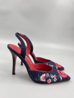 manolo Blahnik经典花朵刺绣手工缝制中古高跟凉鞋 25新款水洗牛仔绝美高跟凉鞋 手工刺绣 复古工艺 每一个颜色都超好看 上脚都非常显白 高雅百搭 原