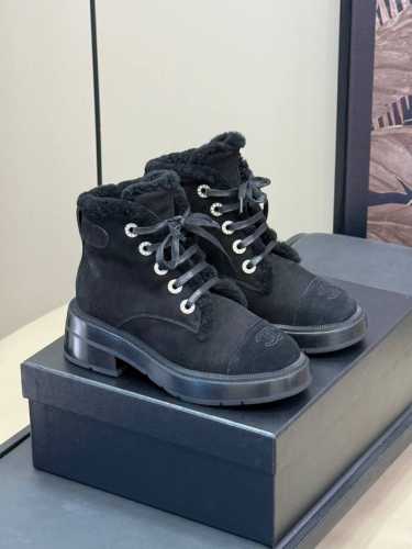 代购版 chanel fw24 new arrival～ 小香24秋冬皮毛一体短靴新品 鞋面全粒面微荔纹小牛皮，内里皮毛一体一体卷糕羊毛！ 鞋底牛皮与开模橡胶底