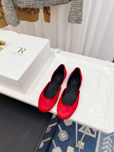 The Row 24ss 低帮平底复古穆勒单鞋 好温柔的设计 给人的感觉就是很柔软舒服 第一眼看到这个鞋子就有种软绵绵的感觉，简单而带点复古气息随意搭配都好看！