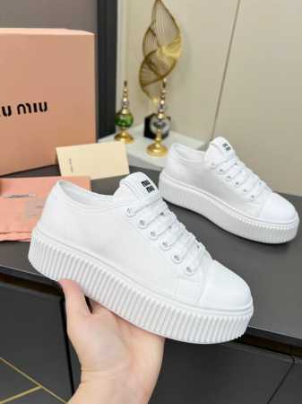实价不让利 ！缪缪 Miumiu2025春夏时尚新品，厚底轻便增高小白鞋体现了Miu Miu 的大胆特色，尽展女士魅力，简约线条 ，别致徽标饰于鞋舌点缀，现代风 - 点击图像关闭