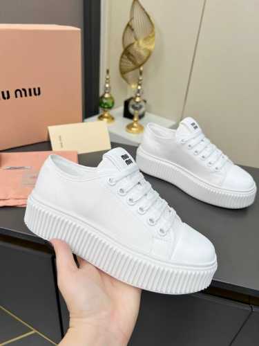 实价不让利 ！缪缪 Miumiu2025春夏时尚新品，厚底轻便增高小白鞋体现了Miu Miu 的大胆特色，尽展女士魅力，简约线条 ，别致徽标饰于鞋舌点缀，现代风
