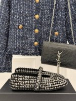顶板 Alaia｜阿莱亚经典复古镂空玛丽珍鞋 满满的少女风 既摩登又复古的味道 非常的简约大气 不管是半身裙 连衣裙还是牛仔裤 它都能成为点睛之笔！ Go 材质