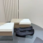 margiela X Christian Louboutin 这波春来乍到的联名还挺戳我的 把Tabi和锐利时髦的Cl融合的很嗲 穿了一套觉得会很配的Outfi