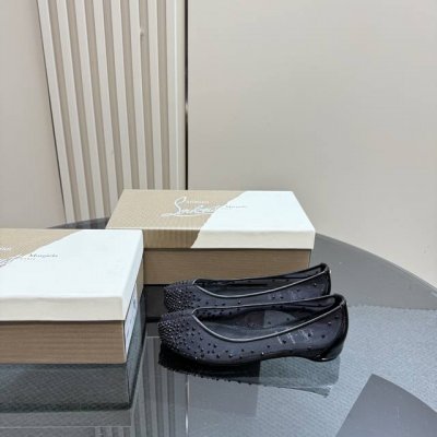 margiela X Christian Louboutin 这波春来乍到的联名还挺戳我的 把Tabi和锐利时髦的Cl融合的很嗲 穿了一套觉得会很配的Outfi