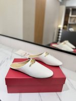 出厂价pp Valentino华伦天奴 新款-全套包平底拖鞋 整张开料无拼接 顶级复制 绝对高品质 时尚大气 随意百搭 超级舒适的一款半拖 1鞋面:羊皮 2内里