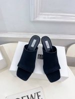 toteme 2025春夏新品 方头复古拖鞋 作为这两年最受欢迎的设计师牌 设计简单 细节巧妙 清新脱俗 不想满大街撞款的可以看看这个品牌 比较小众却又是那么好