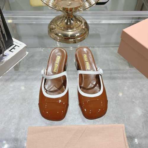 出厂330Miumiu 缪缪25Ss春夏新款玛丽珍半拖鞋 Miu家个性设计非常百搭. 拼色的设计个性不张扬上脚果然更惊艳~而且高度也太适合我了. 穿着不累脚。