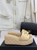 厂价 Chane*｜小香25C春夏新品 菱格厚底松糕链条双C拖鞋 夏天一定要入的凉拖系列 可文艺可时髦 穿搭率实在太高了 厚底在拉长腿方面真的Yyds 百搭舒适